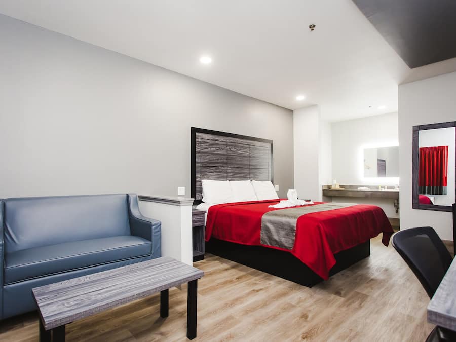 Standaard eenpersoonskamer | Een kluis op de kamer, een bureau, een laptopwerkplek, gratis wifi