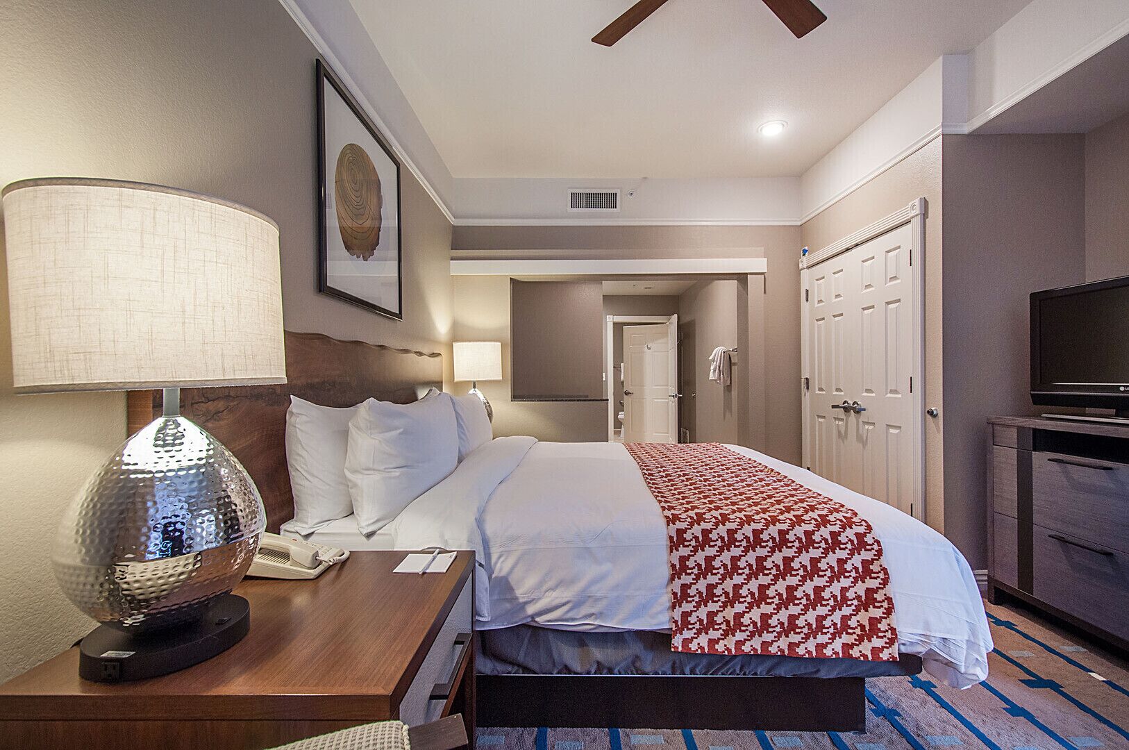 1 多间卧室、上网接入、床单