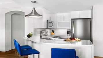 Een koelkast, een microgolfoven, een oven, een kookplaat