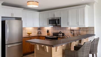 Geladeira, micro-ondas, fogão, cooktop