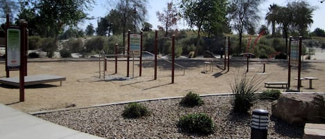 Un parc équipé d’appareils de musculation, de bancs et de panneaux d’information.