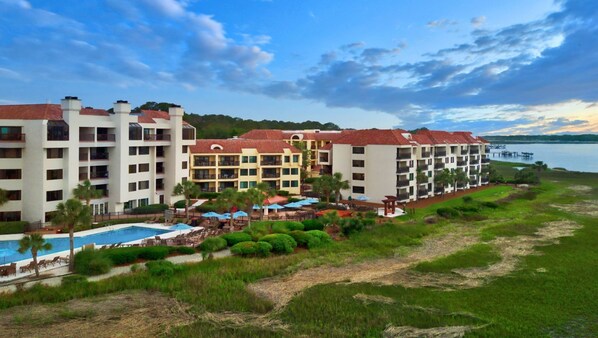 Ein Resort mit mehreren Gebäuden, einem Swimmingpool und einer Strandanlage.