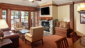 Una televisión, una chimenea, un reproductor de DVD