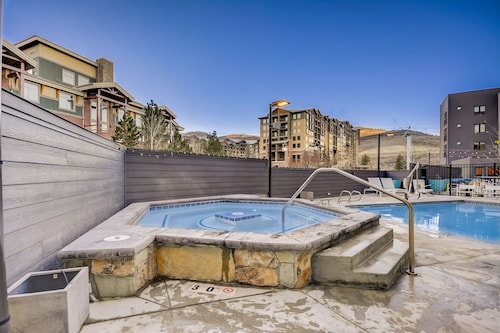 Heart of Canyons Village - Ski in/ Ski out Studio condo - Free bottle of wine!
