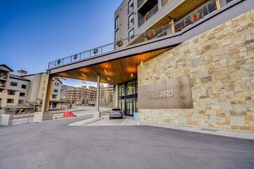 Heart of Canyons Village - Ski in/ Ski out Studio condo - Free bottle of wine!