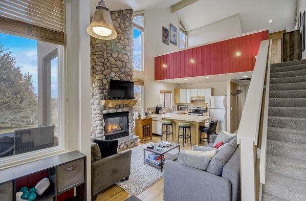 TV, fireplace