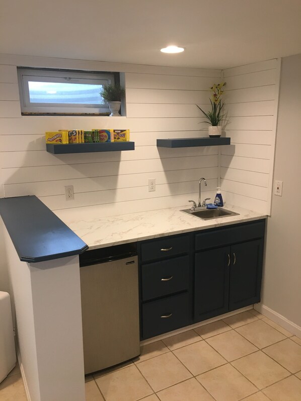 Microwave, dishwasher, coffee/tea maker, cookware/dishes/utensils - Charming Family Home Close to Beaches and Lakes (Centerville)