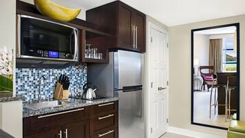 Jääkaappi, mikroaaltouuni, liesi, kahvin-/teenkeitin