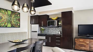 Jääkaappi, mikroaaltouuni, liesi, kahvin-/teenkeitin