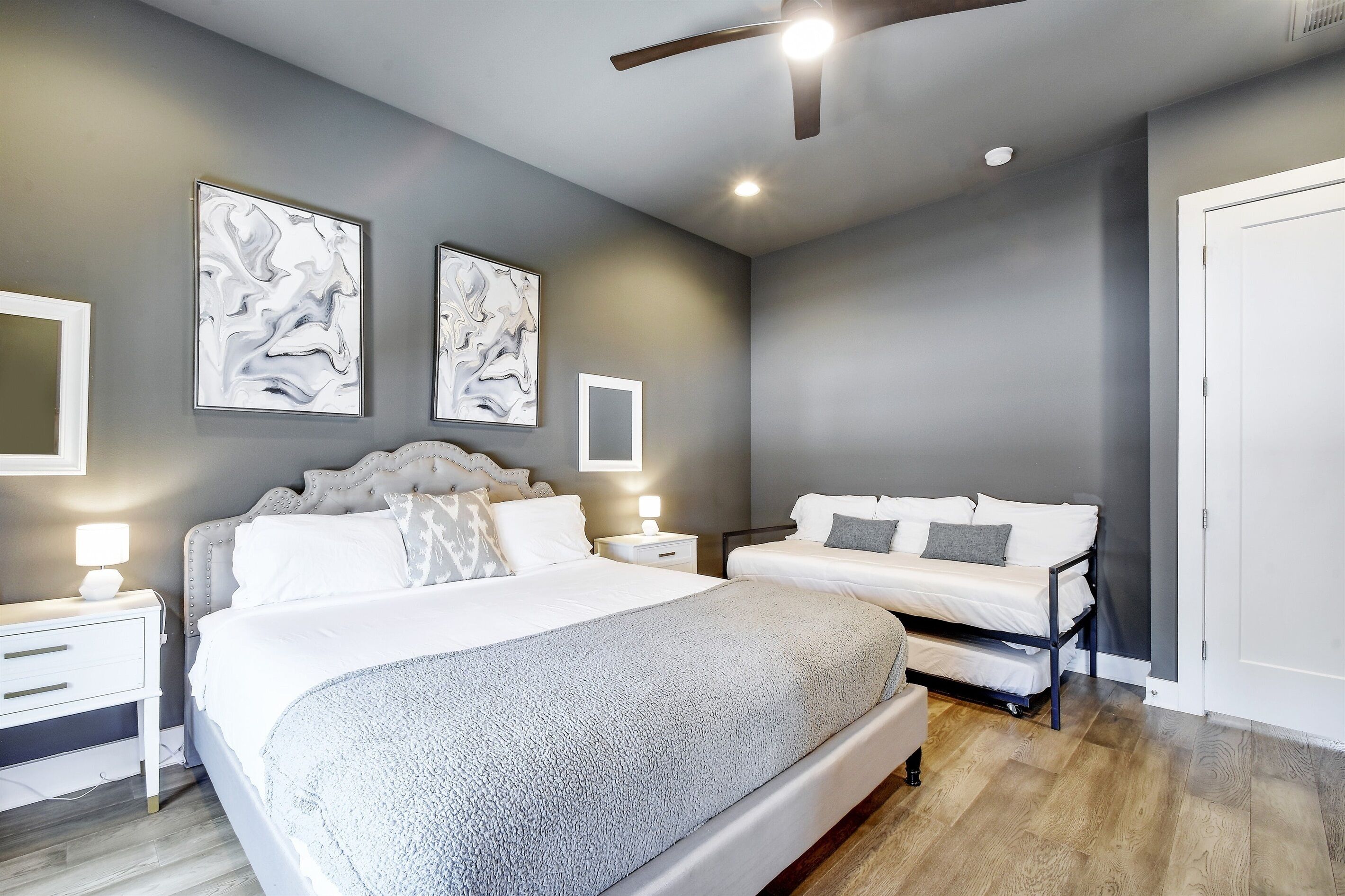 3 habitaciones, tabla de planchar con plancha y cuna de viaje 