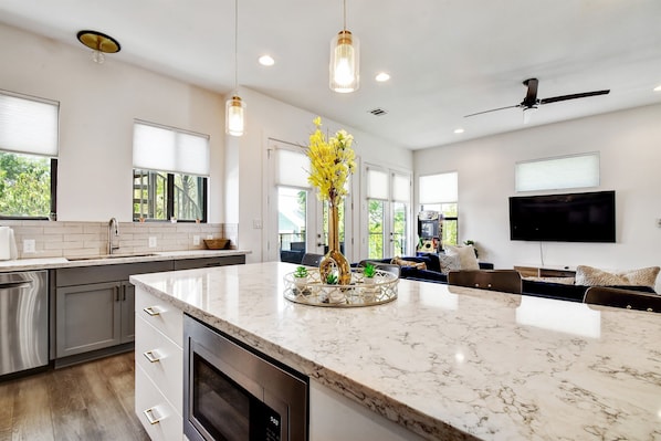 Fridge, microwave, oven, stovetop - Stay in Luxury @ The Pearl ~ .5M to Riverwalk (San Antonio)