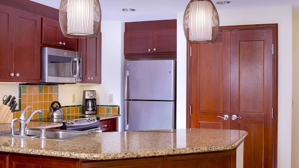 Kylskåp, mikrovågsugn, ugn och spishäll