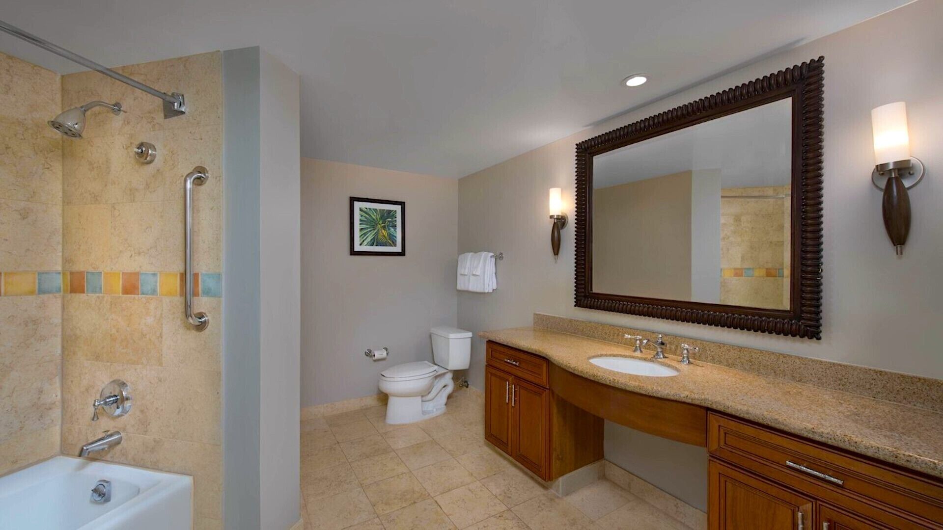 Une salle de bain équipée d’une baignoire, d’une douche, de toilettes et d’un lavabo.