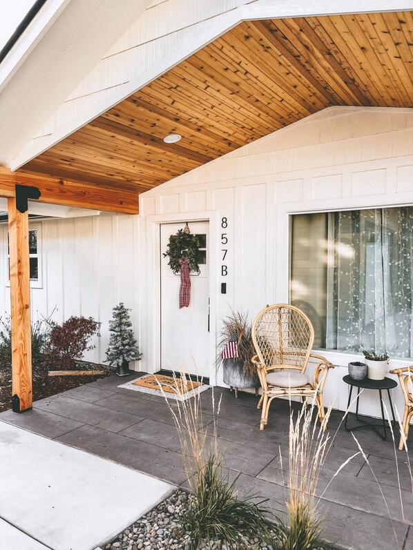 Exterior detail - Cottage with gated driveway near downtown & river (Grants Pass)