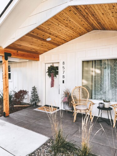 Cottage with gated driveway near downtown & river