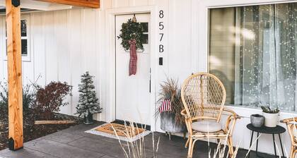 Cottage with gated driveway near downtown & river