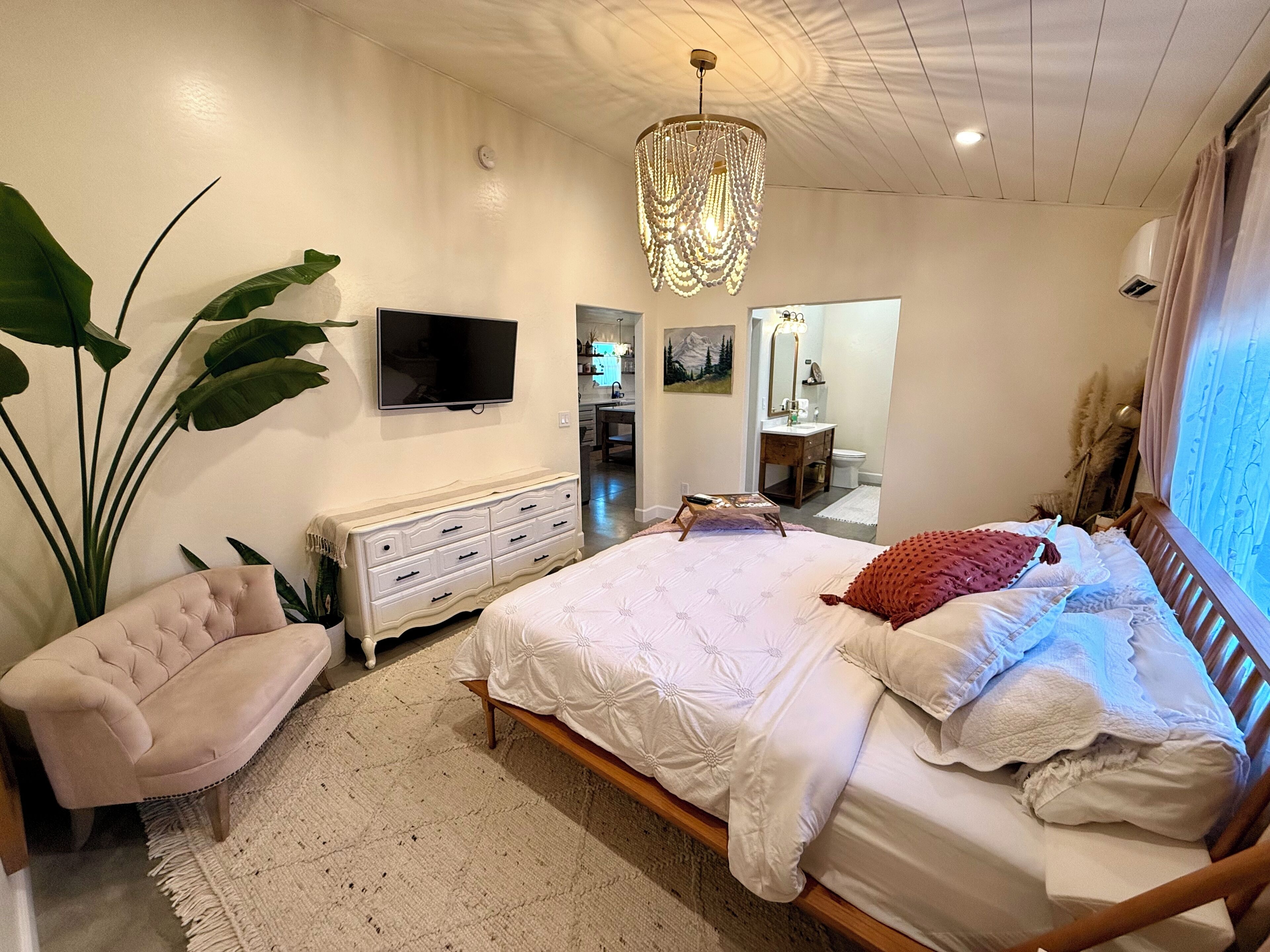 1 habitación, tabla de planchar con plancha y cuna de viaje 