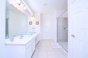 Douche, sèche-cheveux, serviettes fournies