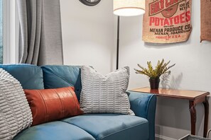 Smart-TV, Kamin, Bücher