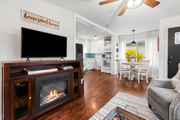 Smart TV, chimenea, libros