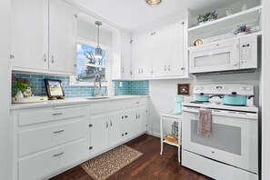 ثلاجة، ميكروويف، فرن، موقد طهي مسطح