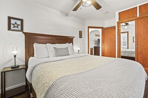 2 عدّة غرف نوم ومكواة/لوح كي وواي فاي وملاءات أسرّة