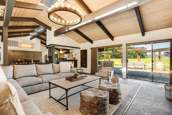 Smart TV, fireplace, table football, ping pong - Dundee Landing: A Luxurious One Level Chateau in Wine Country (Dundee)