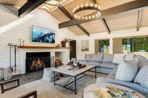 Smart TV, fireplace, table football, ping pong - Dundee Landing: A Luxurious One Level Chateau in Wine Country (Dundee)