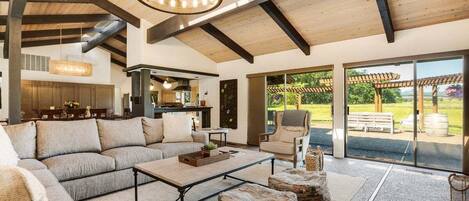 Televisión, chimenea, futbolito, mesa de ping pong