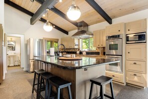 Fridge, microwave, oven, stovetop - Dundee Landing: A Luxurious Wine Country Estate (Dundee)