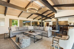 TV, fireplace, table football, ping pong - Dundee Landing: A Luxurious Wine Country Estate (Dundee)