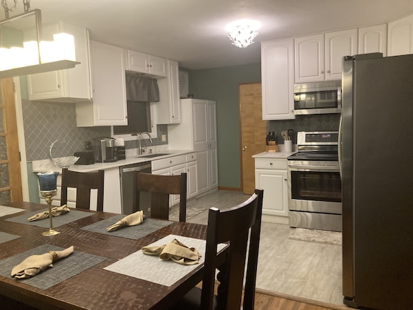 Een koelkast, een microgolfoven, een oven, een kookplaat