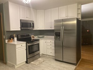 Een koelkast, een microgolfoven, een oven, een kookplaat