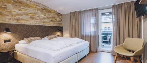 1 habitación, tabla de planchar con plancha y cuna de viaje