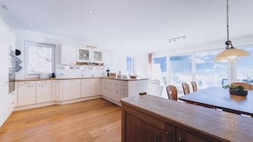 Kühlschrank, Mikrowelle, Ofen, Geschirrspüler