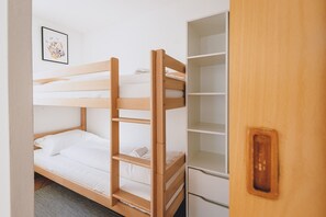 4 bedrooms, iron/ironing board, free WiFi, bed sheets