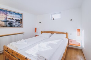 4 bedrooms, iron/ironing board, free WiFi, bed sheets