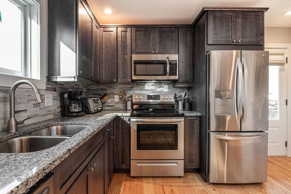 Kühlschrank, Mikrowelle, Ofen, Herdplatte