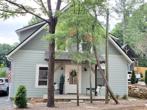 NewHaven - New cottage home in the heart of Brevard, next to the Bike Trail!