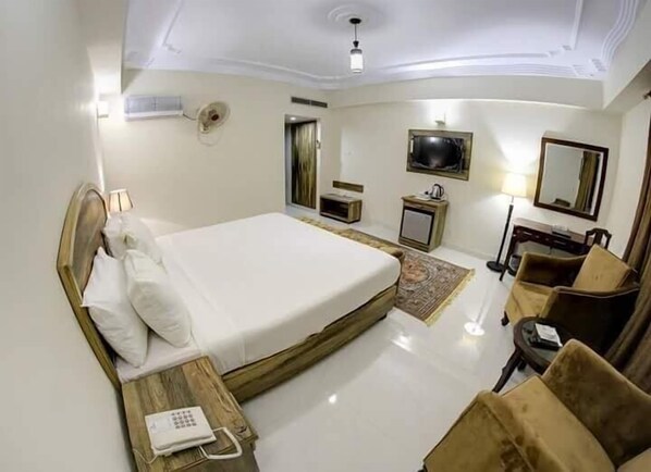 Standard Double Room | Free WiFi, bed sheets - Hotel Al-Farooq (Rawalpindi)