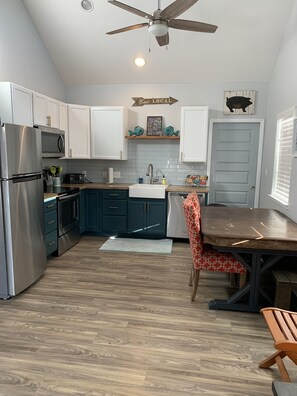 Frigorifero, microonde, forno, piano cottura