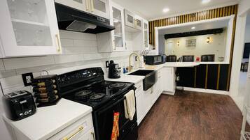 Coffee/tea maker, fridge, microwave, oven