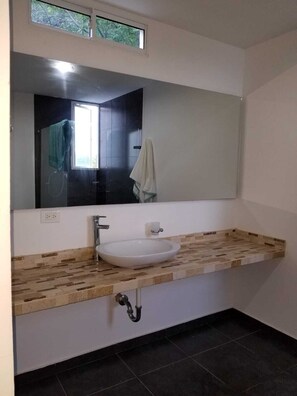 Douche, serviettes fournies, savon, papier toilette