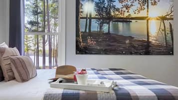 5 habitaciones, escritorio y tabla de planchar con plancha
