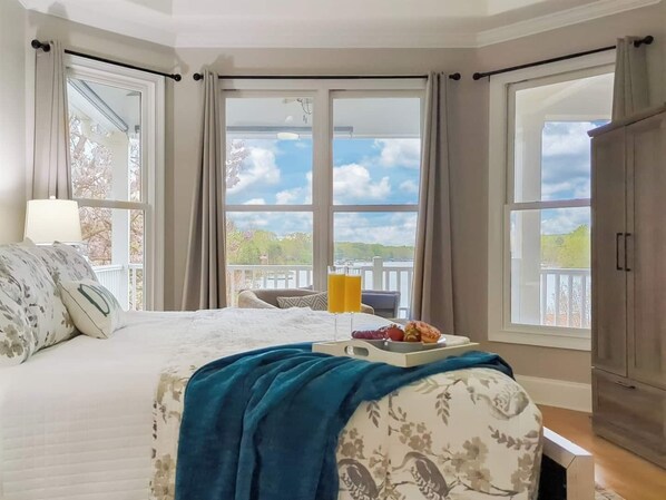 5 bedrooms, desk, iron/ironing board, travel crib