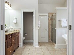 Combined shower/bathtub, hair dryer, towels