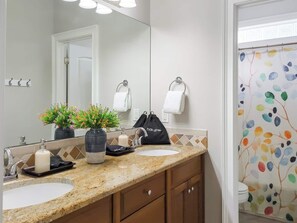 Combined shower/bathtub, hair dryer, towels