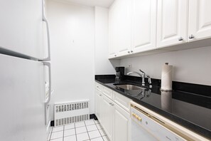 Køleskab, mikrobølgeovn, ovn, kogeplade