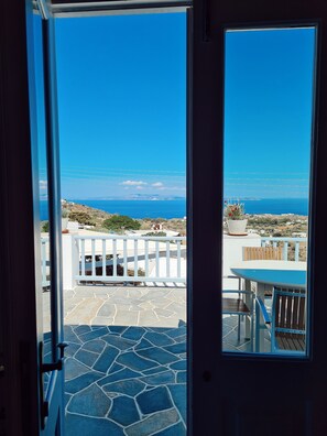 Deluxe driepersoonskamer | Woonruimte | Een computerscherm en een printer