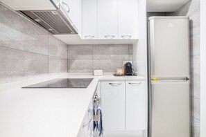 Kühlschrank, Mikrowelle, Ofen, Wasserkocher mit Kaffee-/Teezubehör